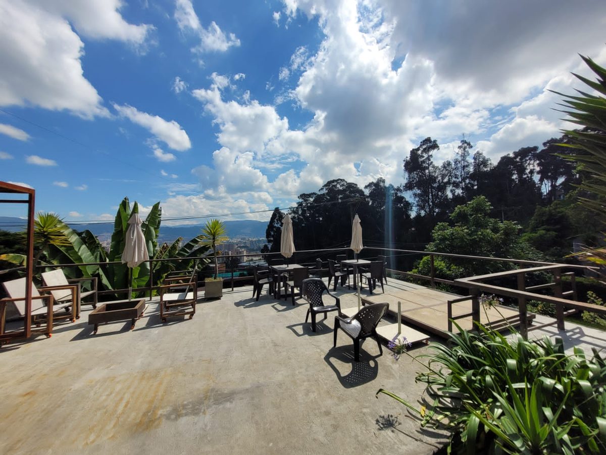 Terraza de Casa Lars con vista a Bogotá