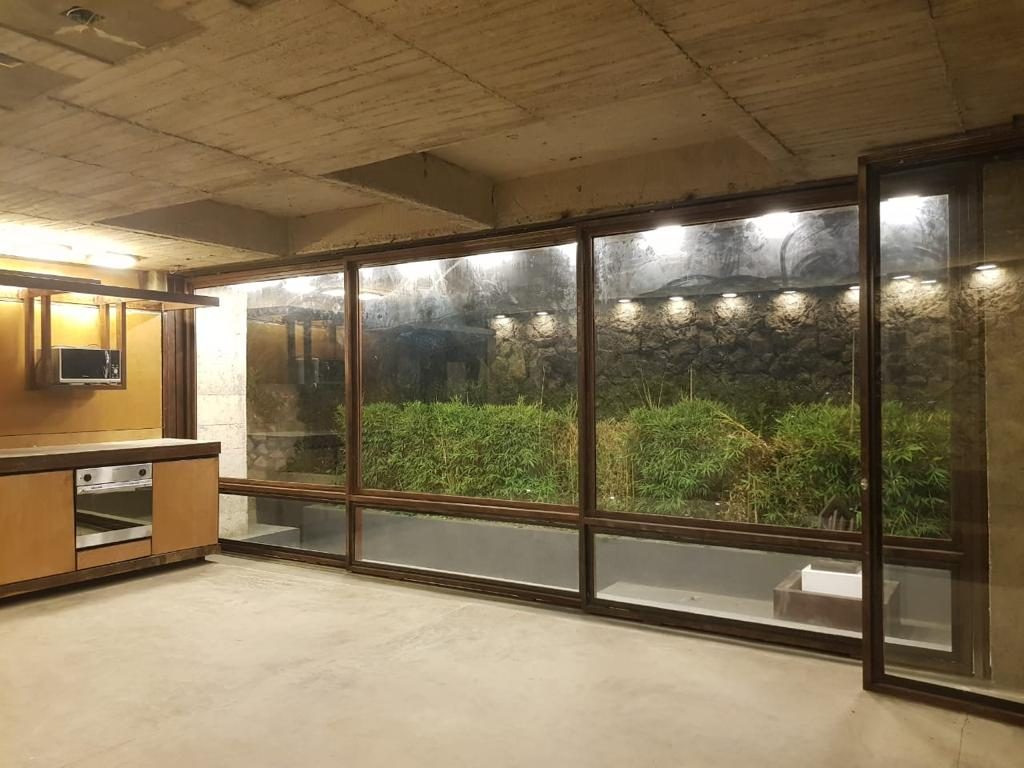 Cocina y ventanal hacia el jardín en Casa Lars