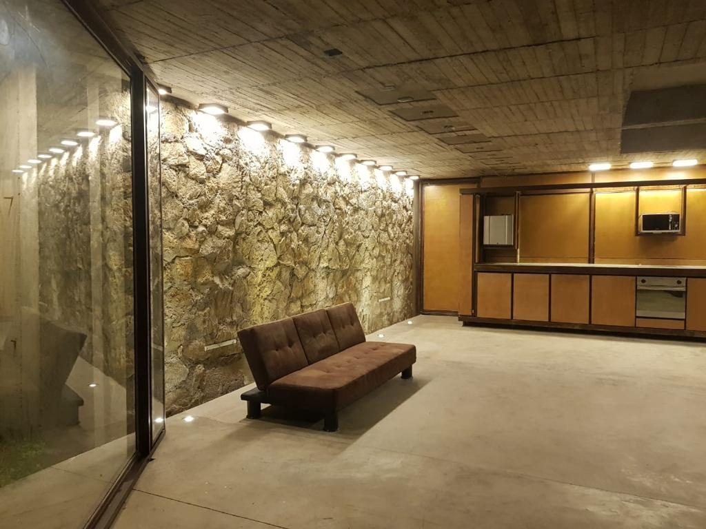 Amplio salón interior de concreto en Casa Lars